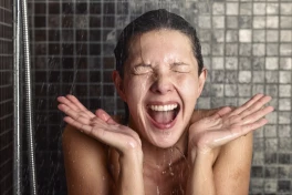 Tắm nước nóng có thực sự làm hại da và tóc không?
