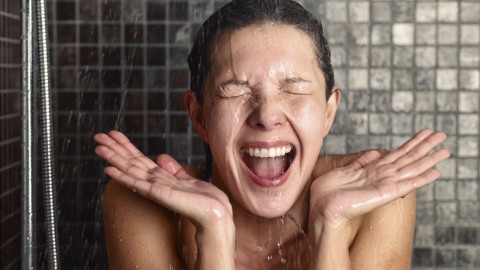 Tắm nước nóng có thực sự làm hại da và tóc không?