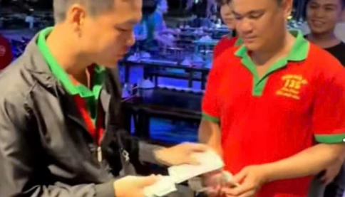 Nam nhân viên trúng độc đắc 18 tỉ đồng tiếp tục gây bất ngờ khi tặng ô tô cho em gái chủ quán