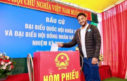 Cầu thủ nhập tịch Nguyễn Xuân Son lần đầu đi bầu cử