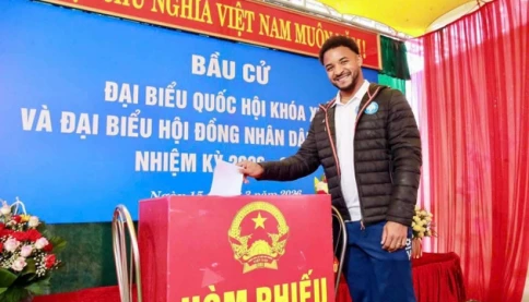 Cầu thủ nhập tịch Nguyễn Xuân Son lần đầu đi bầu cử