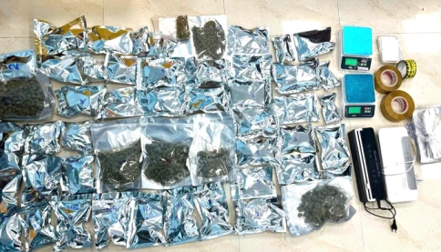 Nóng! Mở shop bán quần áo trên Facebook để che giấu việc bán cần sa