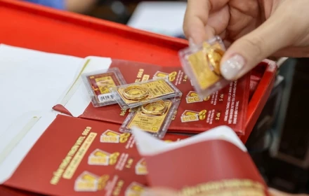 Vì sao giá vàng thế giới giảm trong khi giá USD tăng?