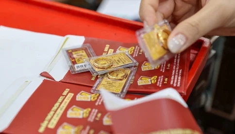 Vì sao giá vàng thế giới giảm trong khi giá USD tăng?