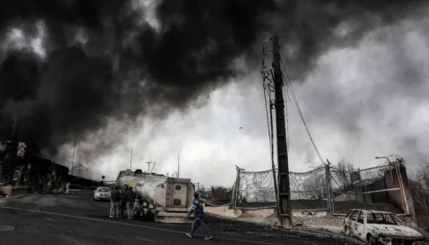 "Chiến tranh đã lan đến tận cổ họng," cơn mưa đen bao trùm thủ đô Tehran của Iran