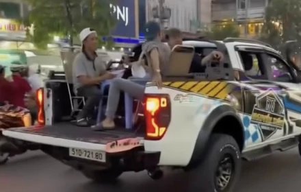 Ngang nhiên ngồi thùng xe bán tải ăn uống giữa đường ở TPHCM