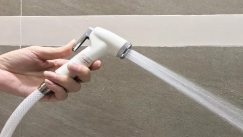Cách sửa vòi xịt nước nhà vệ sinh bị rỉ nước đơn giản, chi tiết nhất