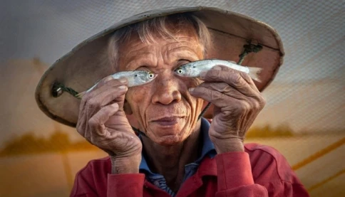 Đánh bại 14.500 tác phẩm quốc tế, bức ảnh chụp ngư dân Việt Nam ở Hội An giúp một tay máy không chuyên đoạt giải nhất LCE 2026