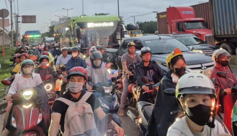 Giá xăng tăng, vượt 30.000 đồng/lít, người đi làm xa… thở dài