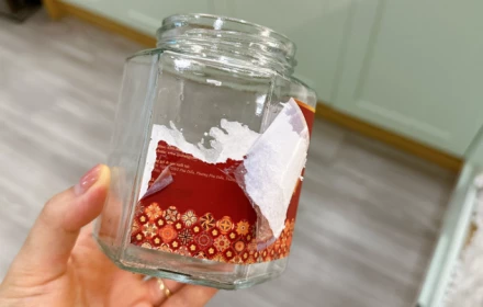 Các cách lột nhãn dán trên hũ thuỷ tinh