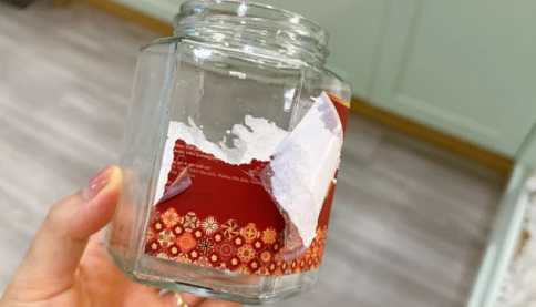 Các cách lột nhãn dán trên hũ thuỷ tinh