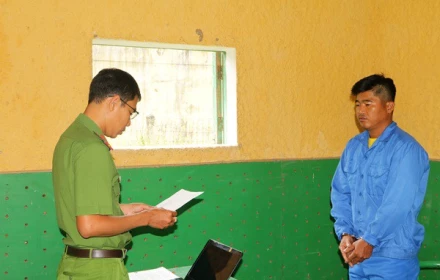 Mẹ bị dọa đâm, con trai quật ngã đánh bố đẻ tử vong