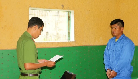 Mẹ bị dọa đâm, con trai quật ngã đánh bố đẻ tử vong