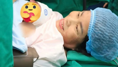 Làm mẹ ở tuổi 60, sinh bé trai 2,8kg!