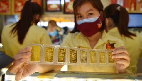 Giá vàng thế giới lao dốc mạnh, trong nước giảm 167 triệu đồng/lượng