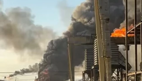 Nổ lớn tại 1 nhà máy lọc dầu ở Mỹ, khói đen bao trùm