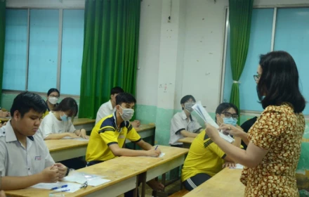 Có nên tiếp tục cấm giáo viên dạy thêm chính học sinh của mình?