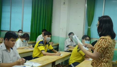 Có nên tiếp tục cấm giáo viên dạy thêm chính học sinh của mình?