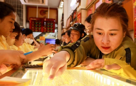 Giá vàng bật tăng gần 10 triệu/lượng, nhà đầu tư vẫn “ôm lỗ” nặng