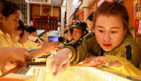 Giá vàng bật tăng gần 10 triệu/lượng, nhà đầu tư vẫn “ôm lỗ” nặng