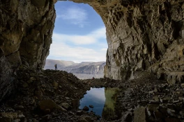 Những hang động chưa được khám phá ở Greenland có thể dự đoán tương lai của Trái Đất như thế nào?