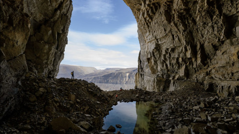 Những hang động chưa được khám phá ở Greenland có thể dự đoán tương lai của Trái Đất như thế nào?