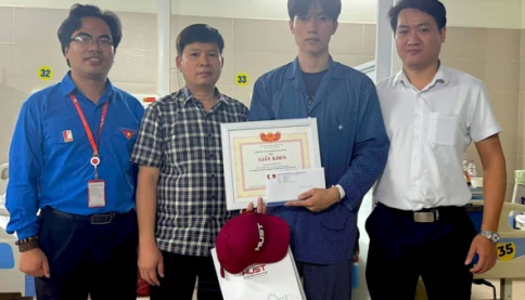 Nam sinh lao vào biển lửa cứu người, được Đại học Bách khoa Hà Nội khen thưởng