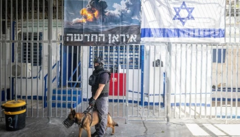 Thiếu niên 14 tuổi bị truy tố vì làm gián điệp, sơn khẩu hiệu cho Iran để lấy tiền, Israel không kích trung tâm tàu ngầm