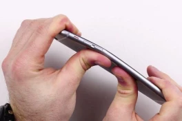 Chưa ra mắt, Apple đã phải 'khai tử' iPhone 17 Air màn hình lớn vì sợ cơn "ác mộng" bendgate cong vênh năm xưa