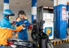 Vừa đổ đâỳ bình thì nghe tin mức giảm giá xăng mạnh nhất trước nay, lên tới hơn 5.600 đồng/lít