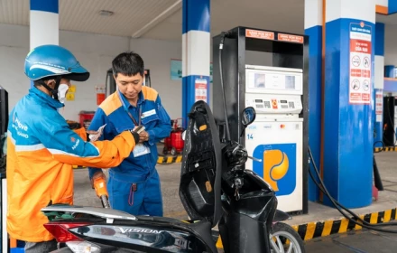 Vừa đổ đâỳ bình thì nghe tin mức giảm giá xăng mạnh nhất trước nay, lên tới hơn 5.600 đồng/lít