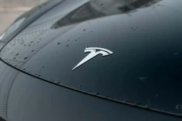 Tesla đối mặt với phí bảo hiểm tăng vọt do nạn phá hoại xe điện