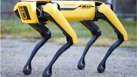 Trung Quốc giới thiệu mẫu chó robot vũ trang trong diễn tập quân sự