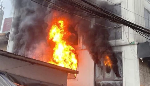 Cháy nhà 6 tầng ở Lĩnh Nam, nghi liên quan tia lửa điện từ công trình xây dựng