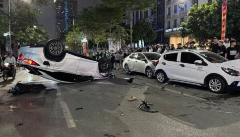 Tạm giữ hình sự tài xế Lexus gây tai nạn liên hoàn trên phố Trung Kính!
