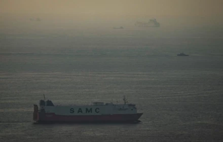 Iran tuyên bố "chính thức đóng eo biển Hormuz"