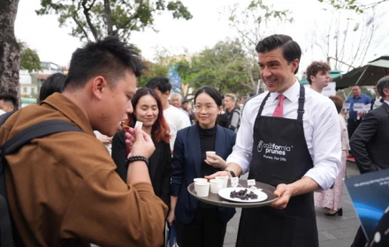 Thứ trưởng Bộ Nông nghiệp Hoa Kỳ quảng bá thịt lợn và mận khô ở Hà Nội