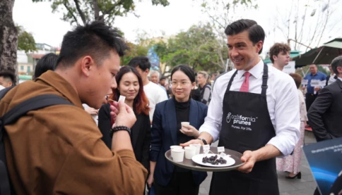 Thứ trưởng Bộ Nông nghiệp Hoa Kỳ quảng bá thịt lợn và mận khô ở Hà Nội