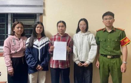 Nhặt được dây chuyền 5 chỉ vàng, 2 nữ sinh đến công an giao nộp