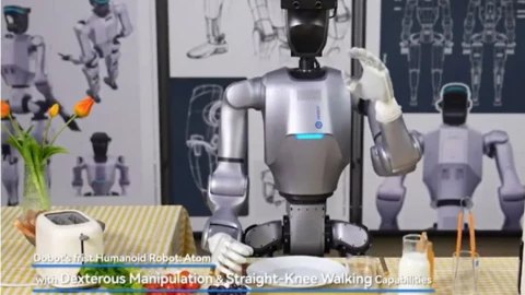 Robot hình người Trung Quốc có thể nướng bánh, rót sữa, phục vụ bữa sáng cho bạn