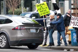 Canada tẩy chay Tesla, loại bỏ mọi ưu đãi