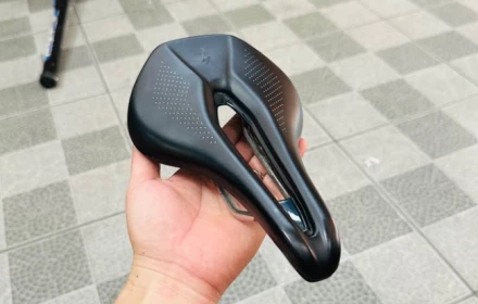 Tại sao yên xe đạp lại nhỏ xíu, lại có lỗ ở giữa?