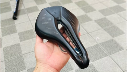 Tại sao yên xe đạp lại nhỏ xíu, lại có lỗ ở giữa?