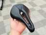 Tại sao yên xe đạp lại nhỏ xíu, lại có lỗ ở giữa?