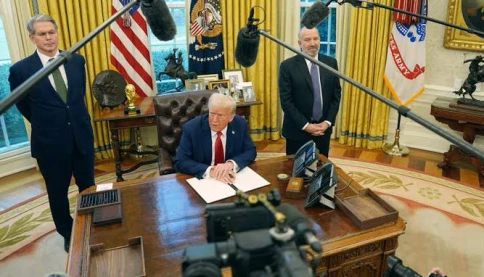 Lần đầu tiên trong lịch sử Mỹ, tổng thống đương nhiệm trực tiếp tranh luận với bà mẹ nhập cư về quyền công dân bẩm sinh