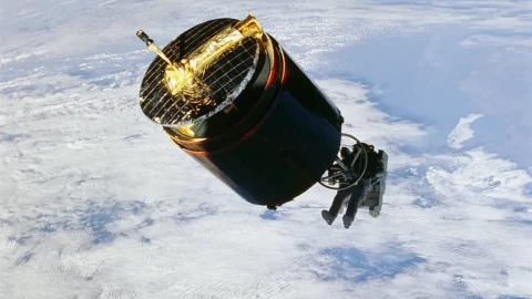 Một phi hành gia NASA đã bay không cần dây để chụp một vệ tinh và cảnh quay có thể nói là rất căng thẳng