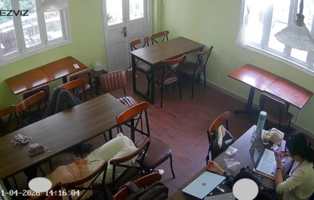 Khách nằm, ngồi 10 tiếng trong quán cà phê. Cư xử thế nào mới đúng?