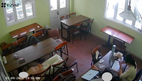 Khách nằm, ngồi 10 tiếng trong quán cà phê. Cư xử thế nào mới đúng?