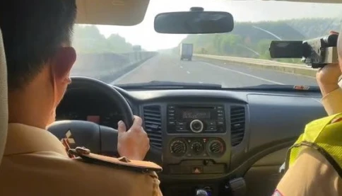 CSGT dùng ô tô nguỵ trang, ghi hình phạt nguội gần 100 xe vi phạm