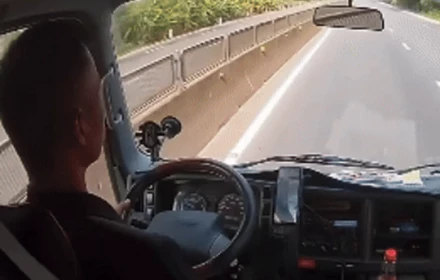 Tài xế cứu bé gái 1 tuổi giữa quốc lộ nhận mưa lời khen về kỹ năng nghề